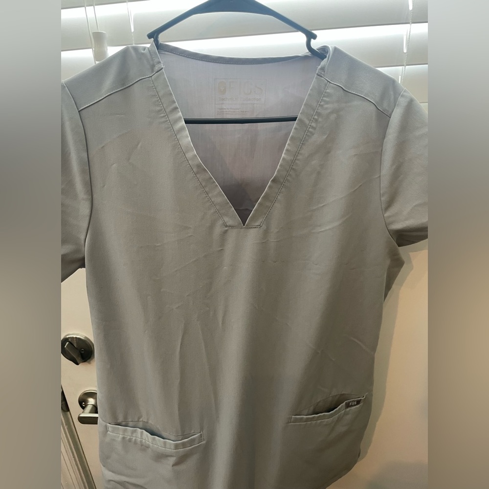 Gray Figs Scrub top L